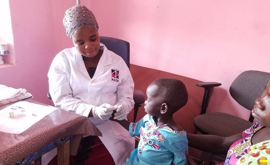 Krankenschwester mit Mutter und Kind im Agogo Presbiterian Hospital in Ghana 