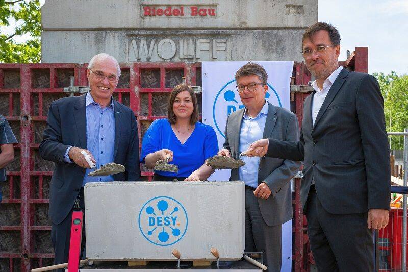 Der Vorsitzende des DESY-Direktoriums, Prof. Dr. Helmut Dosch, Hamburgs Wissenschaftssenatorin und Zweite Bürgermeisterin Katharina Fegebank, DESYs Administrativer Direktor Christian Harringa sowie Architekt Matthias Latzke von HPP Architekten (v.l.n.r.)