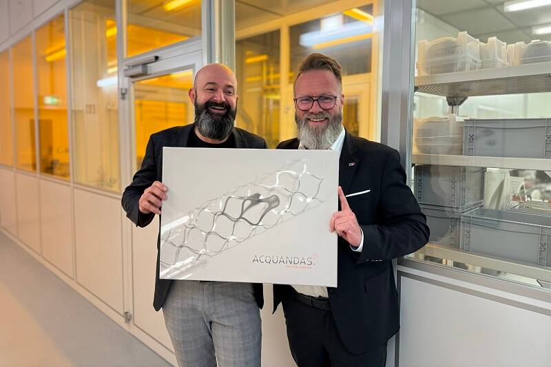 Rodrigo Lima de Miranda und Claus Ruhe Madsen beim Rundang durch die Labore der Technische Fakultät der CAU.