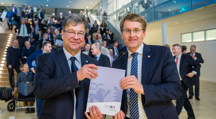 Ministerpräsident Daniel Günther überbrachte den Förderbescheid für ein Analysegerät der neuesten Generation zur NMR-Metabolomik