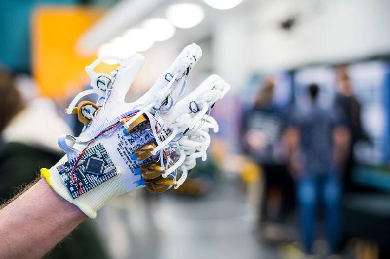 Ausprobieren und Mitmachen. Auch in diesem Jahr bietet die Woche der KI die Chance, Ausstellungsstücke und Forschungsergebnisse direkt auf die Probe zu stellen. (Foto: Olaf Malzahn / Hanse Innovation Campus Lübeck)