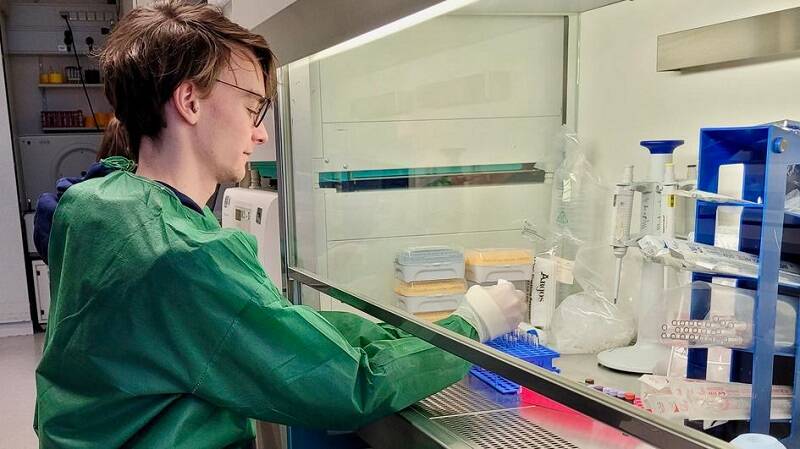 Im vorliegenden Fall hatten die Wissenschaftler:innen um Prof. Schulze zur Wiesch und Doktorand Leon Cords (im Bild) zur genauen Charakterisierung der Immunantworten des Patienten beigetragen. (Bild: UKE)