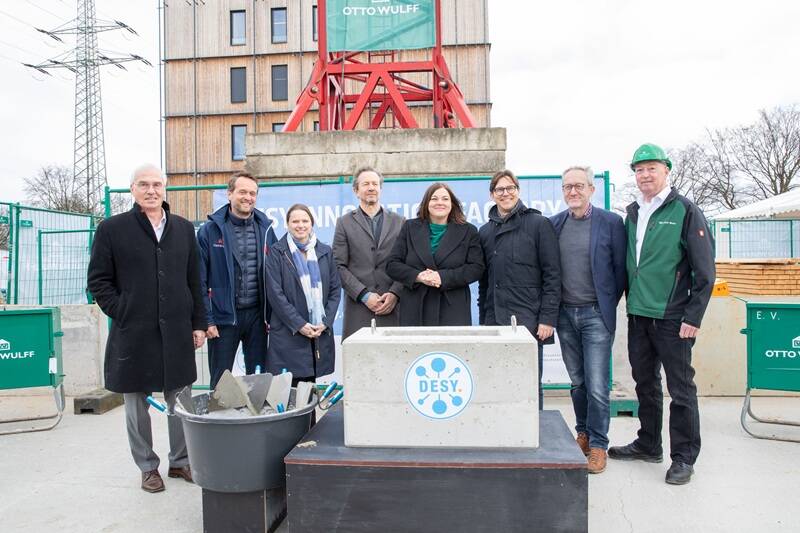 Sie legten den Grundstein für die DESY Innovation Factory (v.l.n.r.): DESY-Direktor Helmut Dosch, Rolf Strittmatter, Wirtschaftssenatorin Melanie Lenhoard, Michael Blunck, Wissenschaftssenatorin Katharina Fegebank, Arik Willner, Hansjörg Wiese, Michael Me