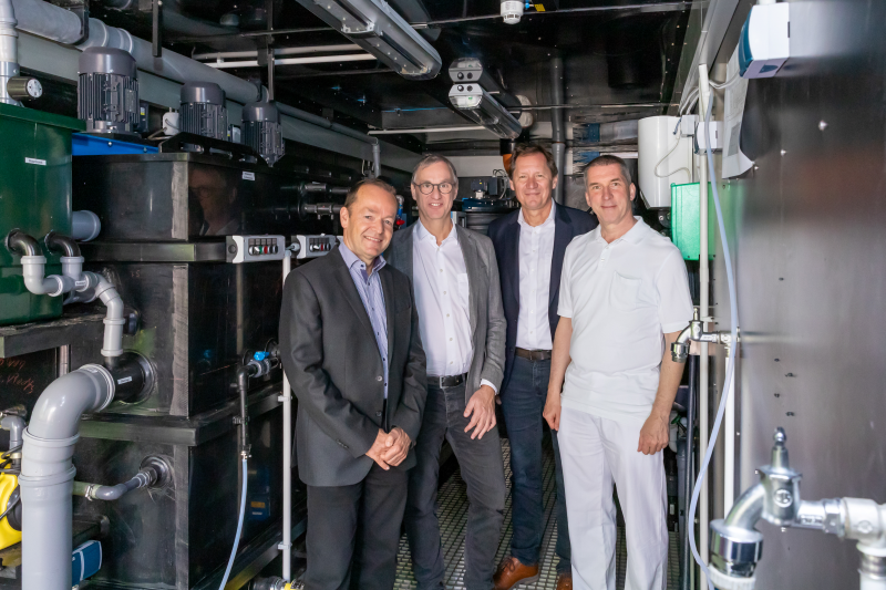 Projektteam im Forschungscontainer: v.l. Prof. Jörn Einfeldt, Dr. Kim Augustin, Joachim Prölß und Prof. Dr. Johannes K.-M. Knobloch (Bild: UKE)