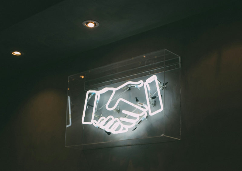 Hand drauf! Wir haben unser Angebot für alle Mitglieder des LSN e.V. im April 2025 um gleich zwei neue Möglichkeiten erweitert. (Bild: Charles Deluvio/Unsplash)
