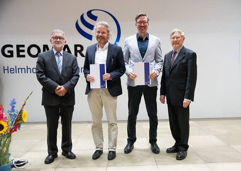 Dr. Christian Zöllner (außen links), Geschäftsführer der Prof. Dr. Werner-Petersen-Stiftung, und Dr. Klaus-Jürgen Wichmann, Vorsitzender der Stiftung (außen rechts), gratulierten CAU-Professor Rainer Adelung und PhiStone-Vorstandsvorsitzendem Andreas Roth