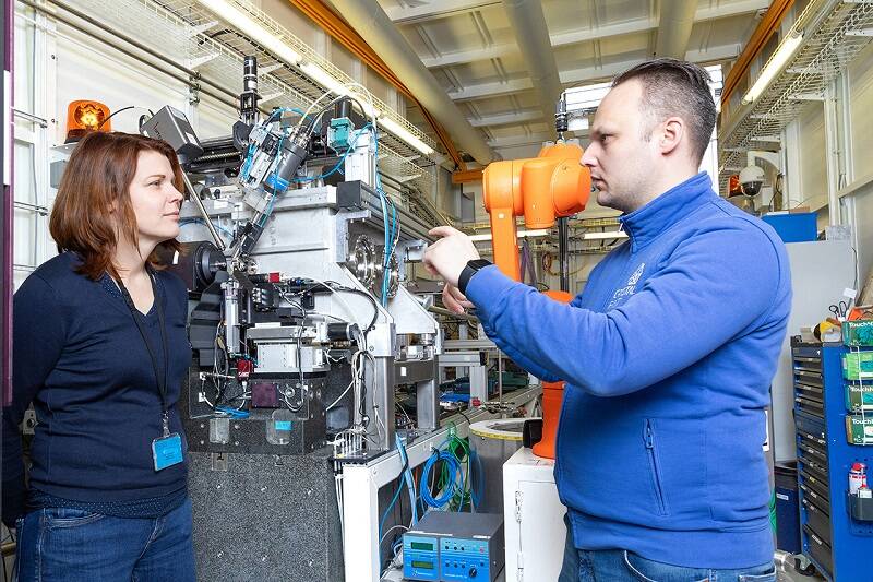 Johanna Hakanpää, scientist in charge of beamline P11, in conversation with Serghei Glinca, founder and CEO of CrystalsFirst. ( Photo: DESY)