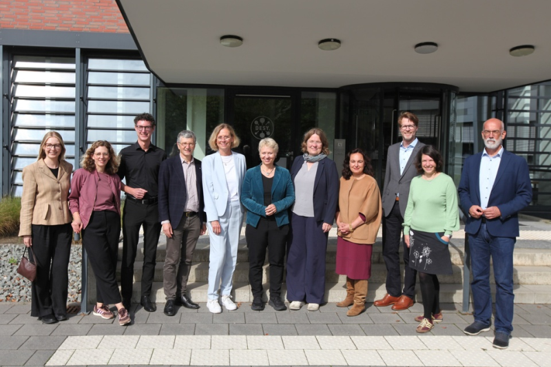 Bundestagsabgeordnete zu Besuch bei DESY: Auf dem Campus informierten sie sich über aktuelle Forschung, Forschungsinfrastruktur und Innovation. (Foto: DESY, Florian Steinkröger)