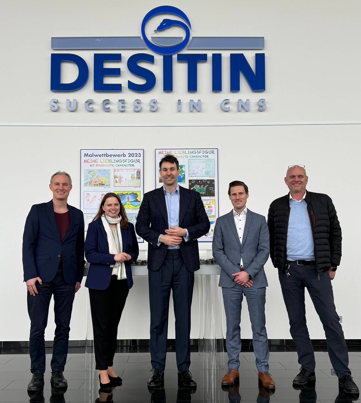 Zu Besuch bei Desitin: Dr. Georg Eschenburg, Projektmanager, LSN, Senatorin Dr. Melanie Leonhard, Philipp Bloching, Geschäftsführer Desitin, Moritz Offenloch, Director Production & Logistics Operations und Reno Meinke, Head of Technology & Projects, Desit