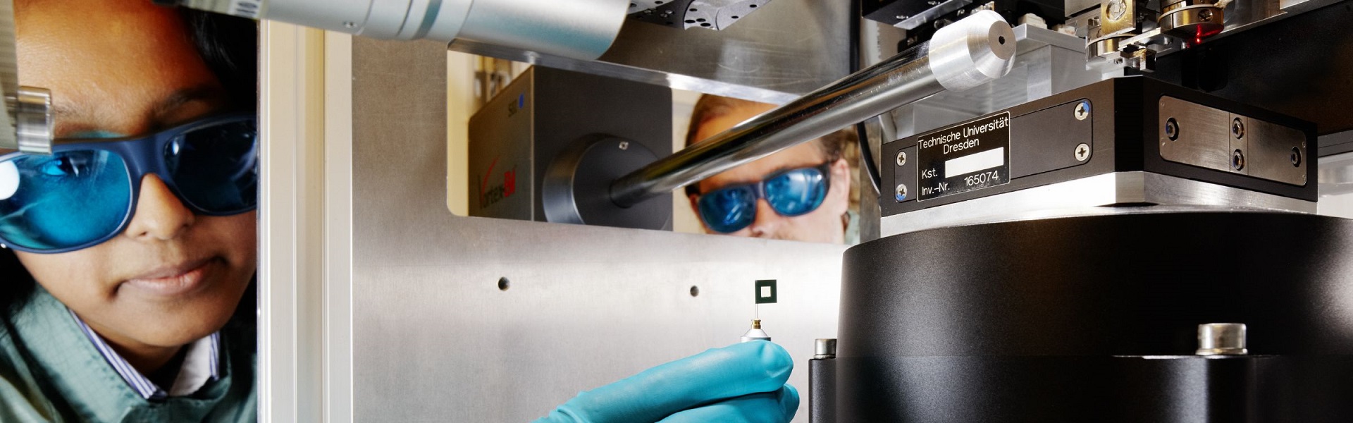 Preparation of an experiment at the measuring station P06. The beamline P06 at the brillant X-ray source PETRA III provides advanced visualisation with micro/nanoscopic spatial resolution using different X-ray techniques. (Image: DESY)