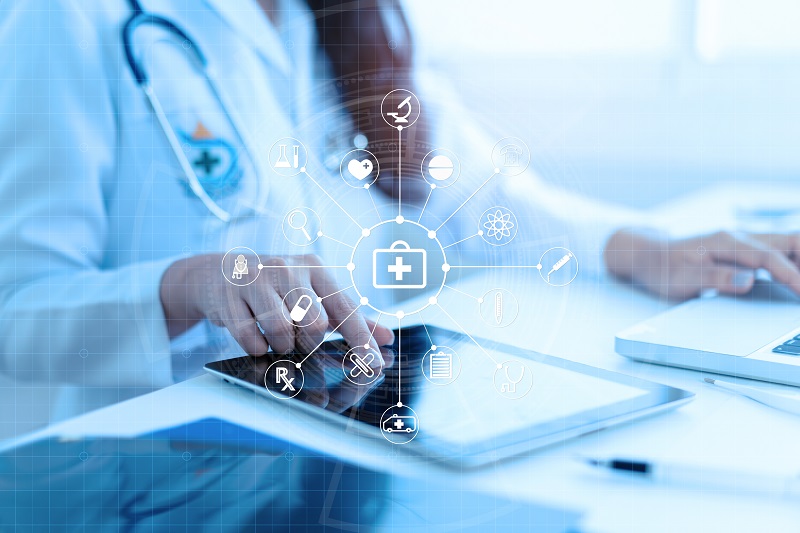 Ab Mitte September werden Patient:innen in Hamburg und Umgebung gezielt informiert, wie sie zum Beispiel ihre elektronische Patientenakte beantragen und anlegen oder ein E-Rezept mit App oder Gesundheitskarte einlösen. (Have a nice day | stock.adobe.com)