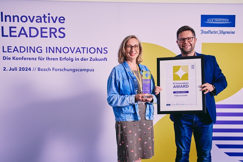 Dr. Sabrina Reimers-Kipping, CMO von FUSE-AI, nimmt den Award von Juror Eduard Singer entgegen. (Bild: FUSE-AI)