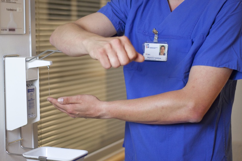 Das Handdesinfektionsmittel in die trockenen Hände geben, so dass Hände "nass" sind, ungefähr 3 ml. (Foto: UKSH)