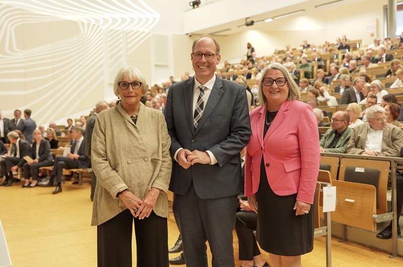 Jahresempfang der Universität zu Lübeck und Inauguration des neuen Präsidenten, Prof. Dr. Helge Braun, mit Schleswig-Holsteins Ministerin für Wissenschaft und Forschung, Dr. Dorit Stenke (rechts), sowie Prof. Dr. Gabriele Gillessen-Kaesbach