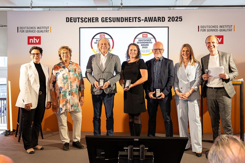 Anna-Lena Band (Mitte) bei der feierlichen Preisverleihung im Rahmen des Big Bang KI Festivals in Berlin. Brigitte Zypries (2. v.l.), Bundeswirtschaftsministerin a. D. und Beiratsvorsitzende des DISQ übergab den Award. (Foto: Christian Schlenker)